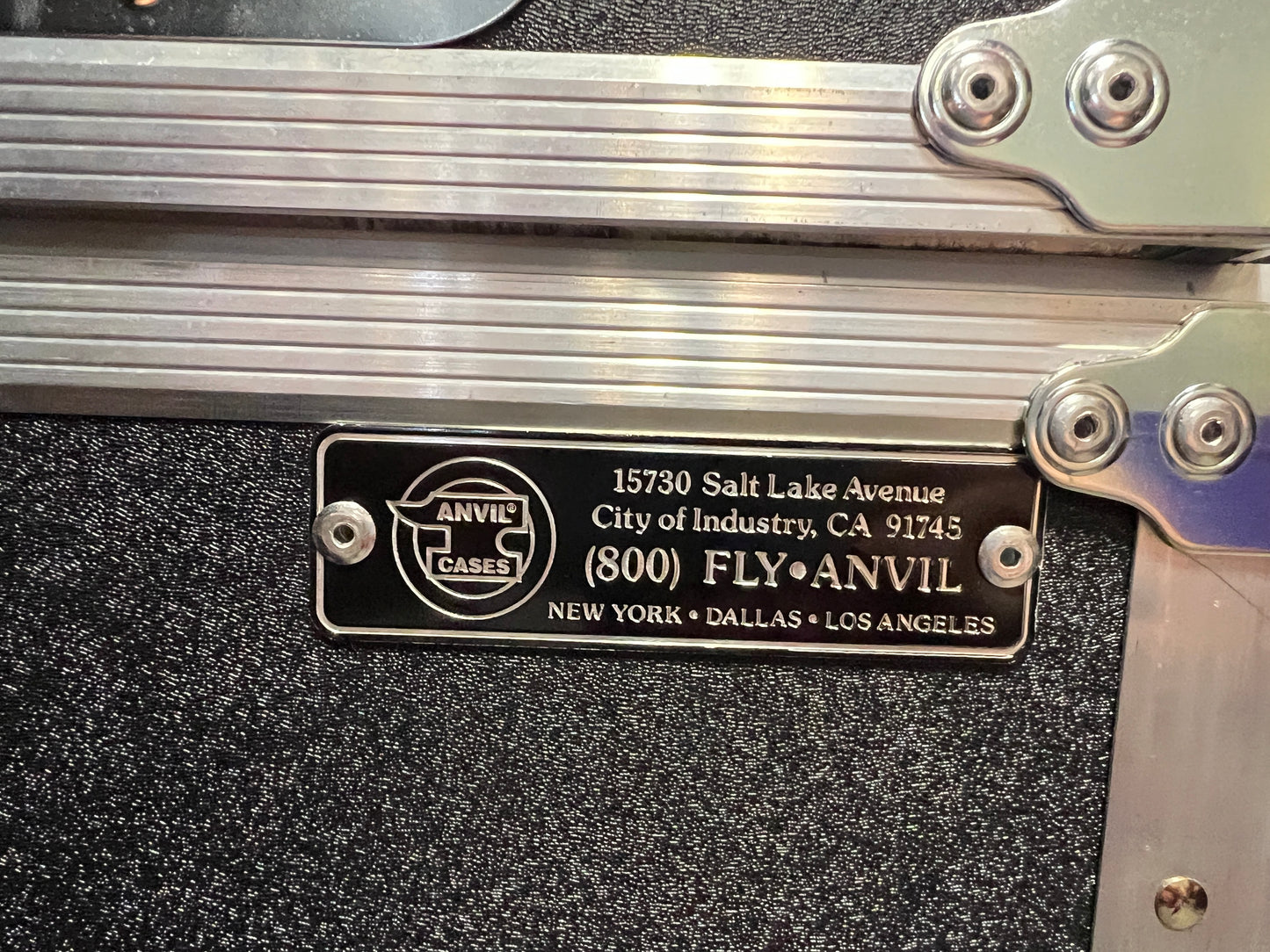 Miscellaneous: Anvil Road Case on wheels custom table insert included