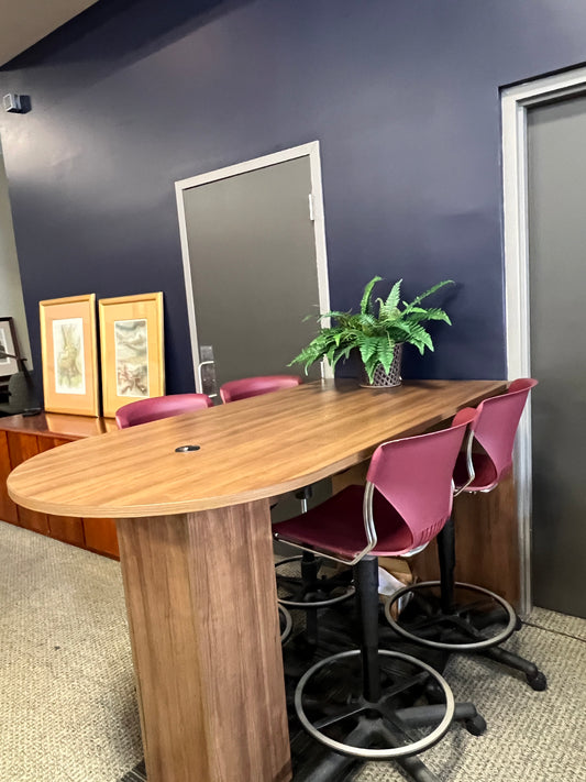 Tables: Bar height table with charging connection