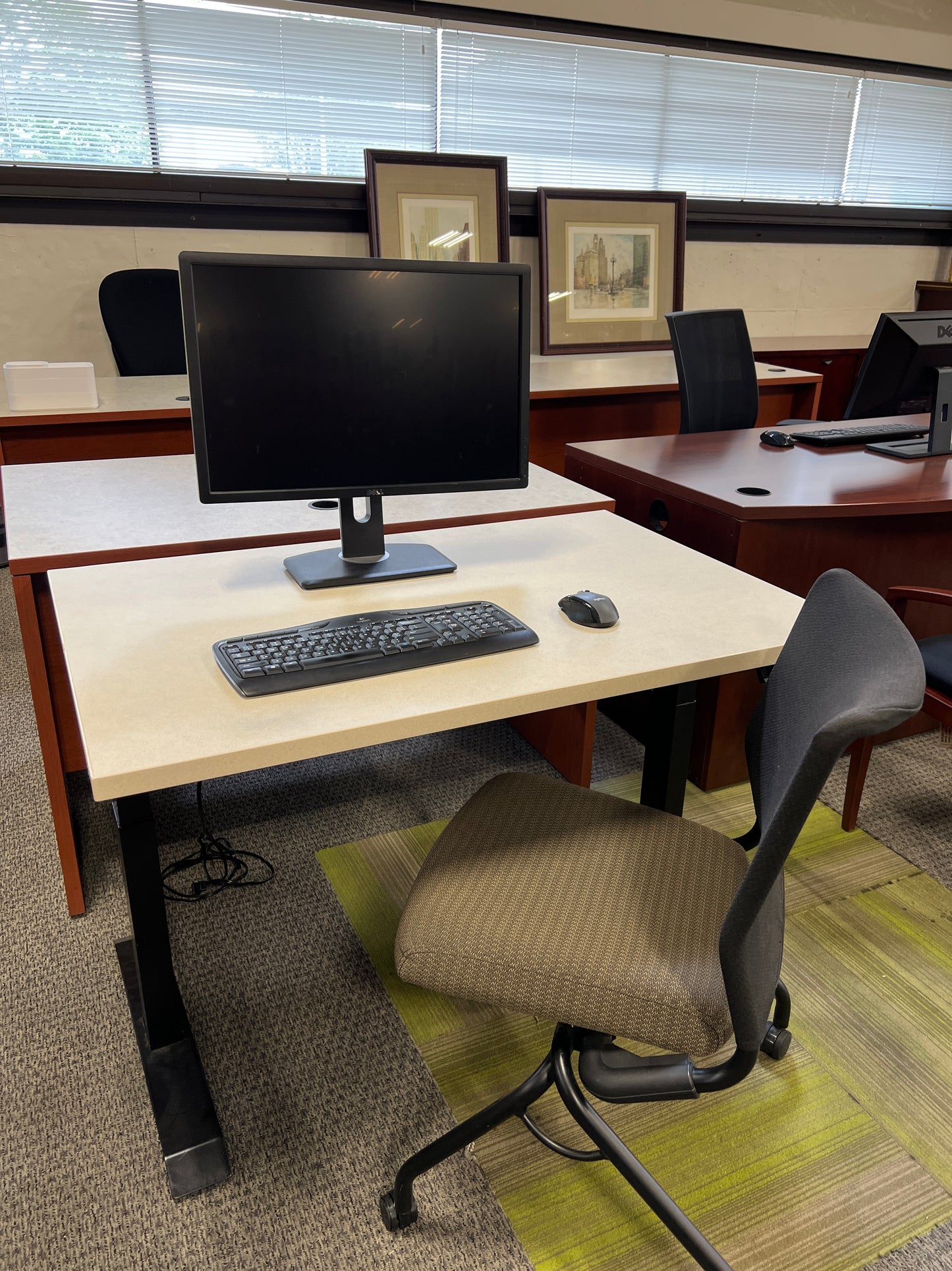 Desks: Sit to stand desk