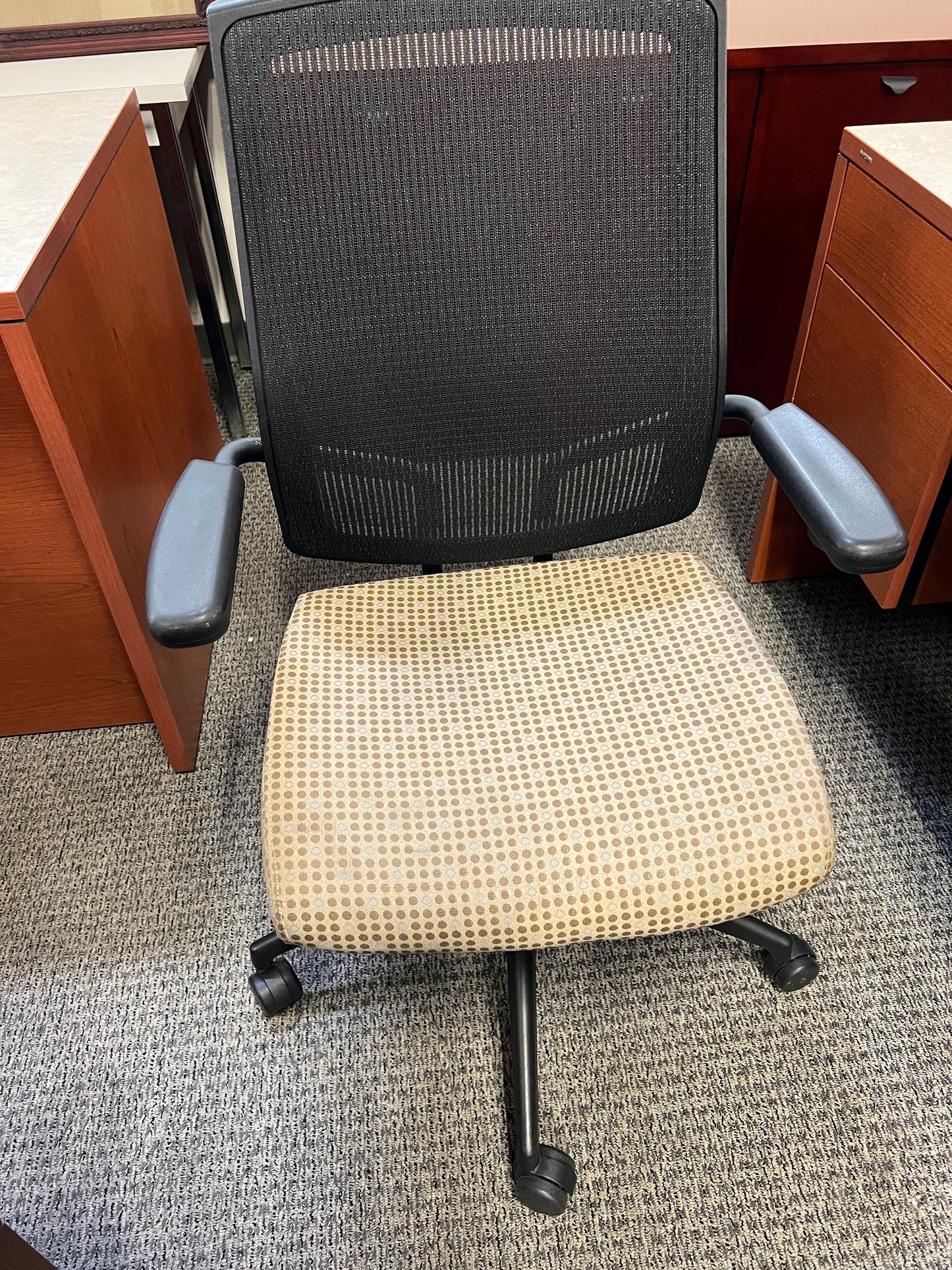 Chairs: Mesh back task chair