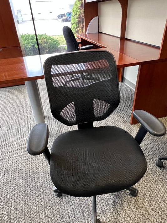 Chairs:Black mesh back desk chair